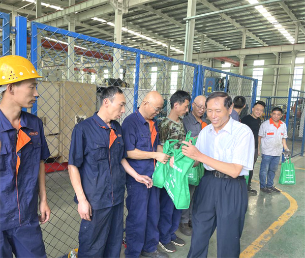 淮南市、縣總工會(huì )開(kāi)展送清涼活動(dòng)