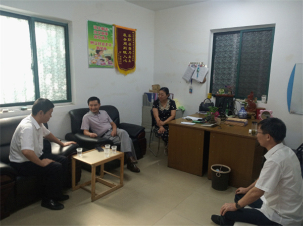 淮南市公管局聯(lián)合駐市財政局紀檢組深入經(jīng)濟開(kāi)發(fā)區“巴黎春天”小區開(kāi)展結對共建志愿活動(dòng)