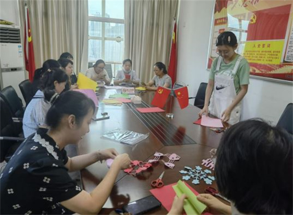 淮南市城鄉居保中心黨支部開(kāi)展“弘揚傳統節日文化，歡慶七夕學(xué)剪紙”主題黨日活動(dòng)