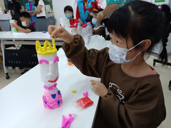 淮南市田家庵區錦里社區婦聯(lián)開(kāi)展“塑料瓶中的創(chuàng  )意生活”為主題的親子手工活動(dòng)