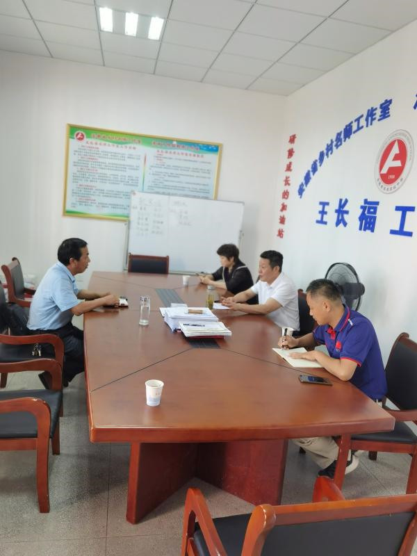 淮南市教體局領(lǐng)導深入一線(xiàn)走訪(fǎng)慰問(wèn)優(yōu)秀教師