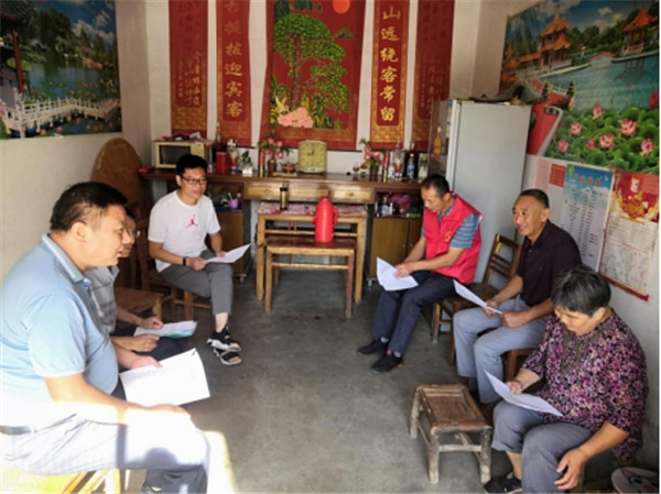 淮南市職教中心駐村工作隊走家入戶(hù)開(kāi)展 2021年中國農民豐收節法治宣傳專(zhuān)題活動(dòng)