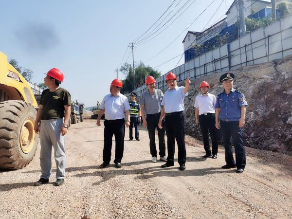 淮南市交通局黨組書(shū)記、局長(cháng)李輝看望“國慶節”期間堅守崗位的一線(xiàn)職工并檢查指導交通安全生產(chǎn)和疫情防控工作