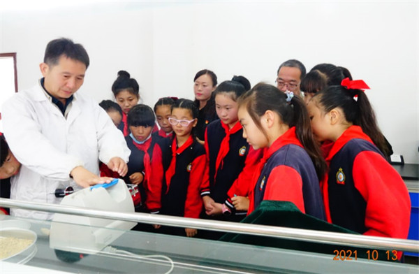 淮南市糧食和物資儲備局邀請謝一小師生參觀(guān)糧庫