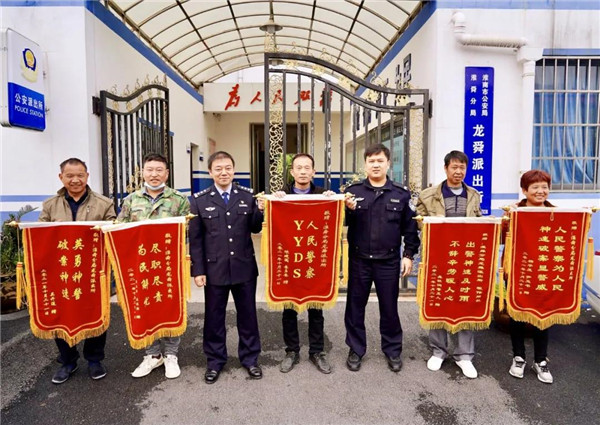 淮南民警為農民工追回工資17萬(wàn)，工人送錦旗“YYDS”