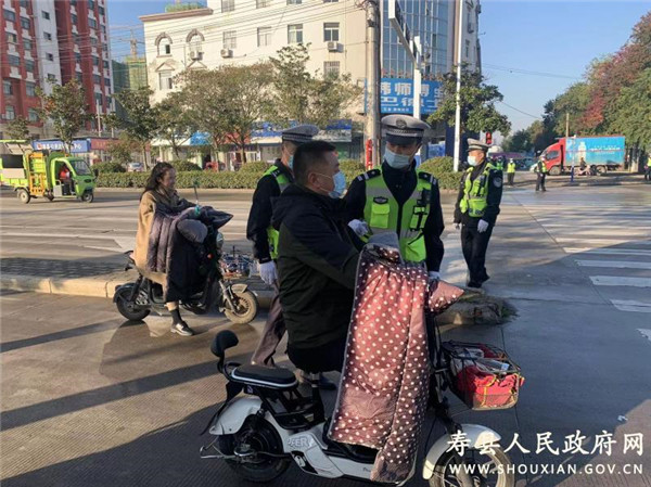 淮南壽縣公安局交通管理大隊開(kāi)展文明創(chuàng  )建集中整治行動(dòng)