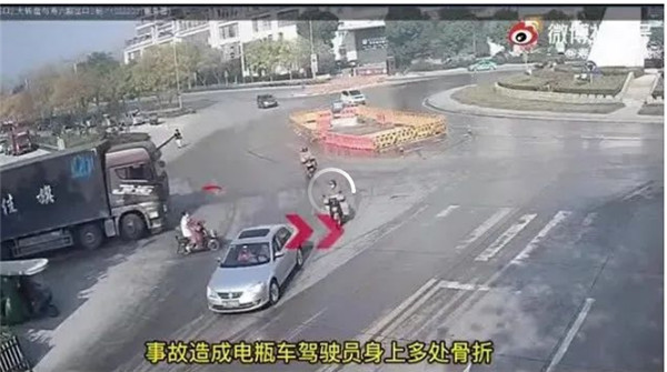 驚險一幕！淮南壽縣電瓶車(chē)駕駛人被卷入貨車(chē)底部...