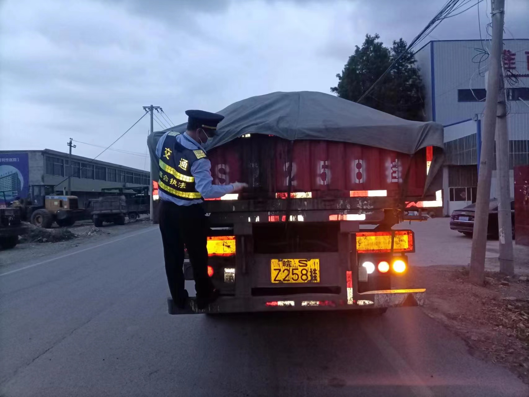 淮南市交通執法支隊開(kāi)展“雷霆行動(dòng)”