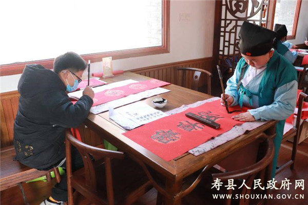 淮南壽縣舉行壽州福娃寫(xiě)春聯(lián)送祝?；顒?dòng)