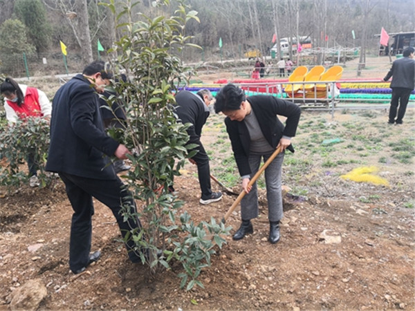 淮南市八公山區人大常委會(huì )機關(guān)黨支部黨員活動(dòng)日開(kāi)展義務(wù)植樹(shù)活動(dòng)