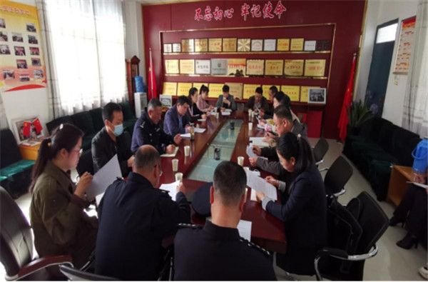 淮南市謝家集區委常委、區委政法委書(shū)記顧為民赴謝一小走訪(fǎng)調研