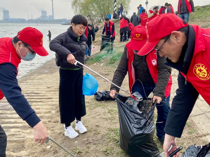 保護母親河，清潔水源地——淮南市生態(tài)環(huán)境局組織黨員干部職工開(kāi)展學(xué)雷鋒主題黨日活動(dòng)
